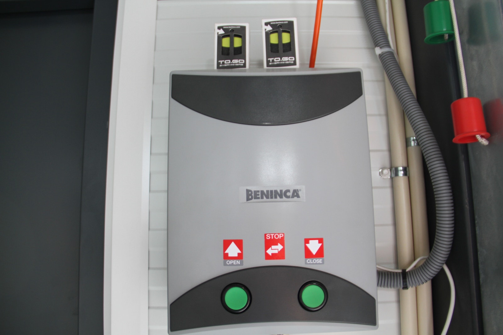 Styreskap port m. 2 fjernkontroller Galleribilde