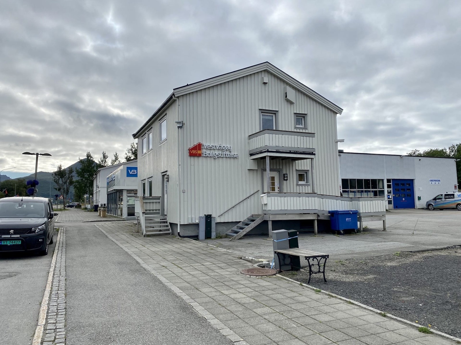 Inngangsparti VBS m/parkering Galleribilde