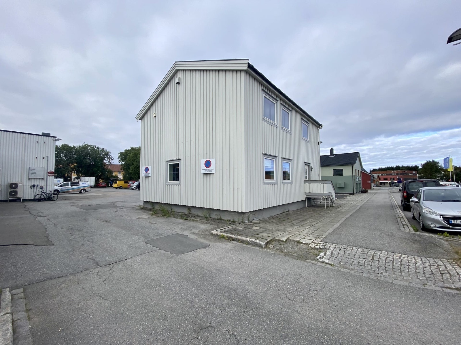 Byggets forside med innkjøring baksiden Galleribilde