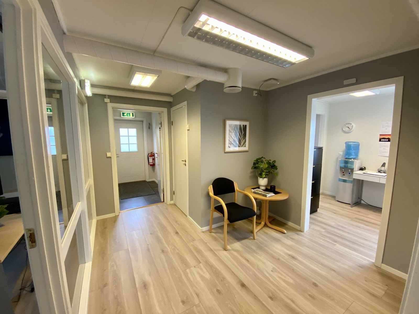 Venterom utenfor kontorer 1 etg. Galleribilde