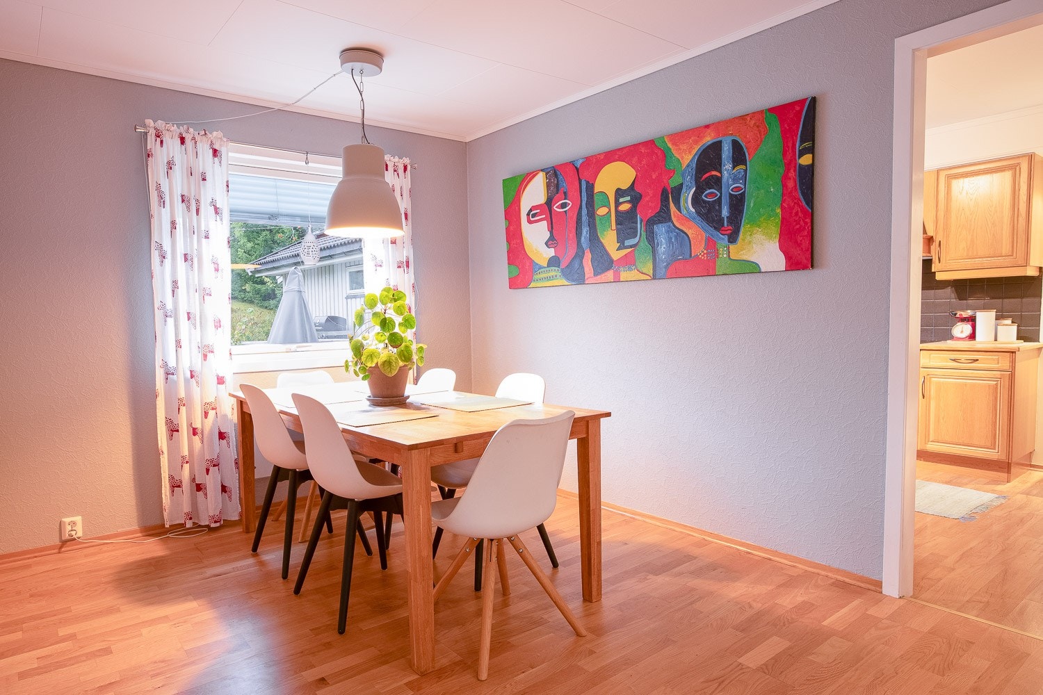 Spisestueplass mellom kjøkken og stue Galleribilde