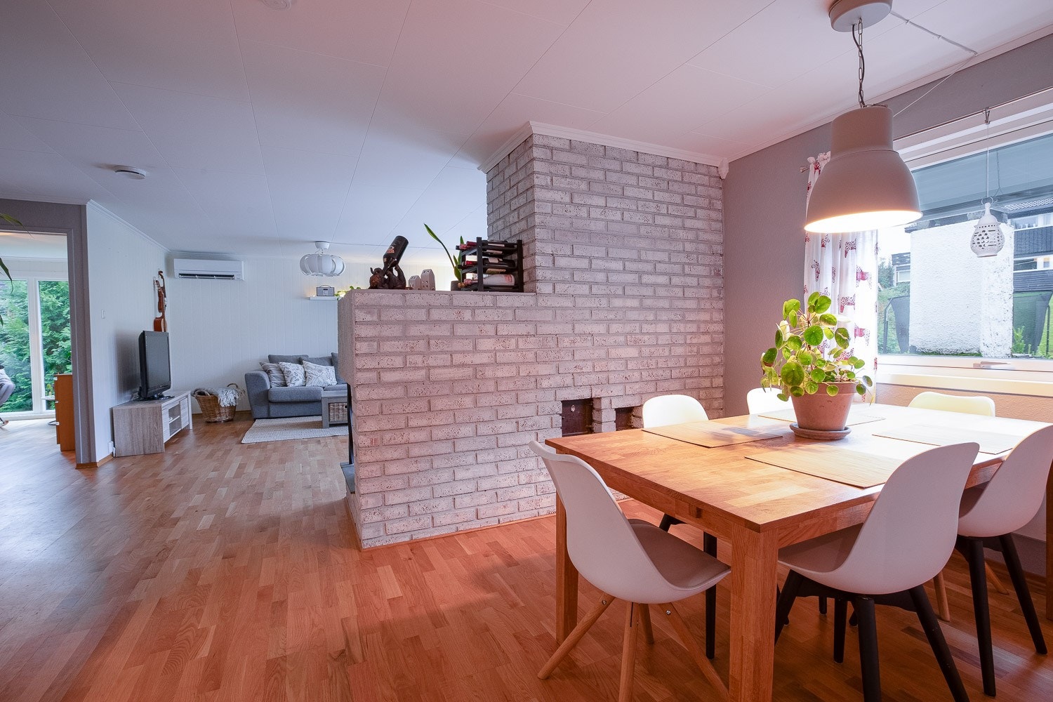 Spisestueplass mellom kjøkken og stue Galleribilde