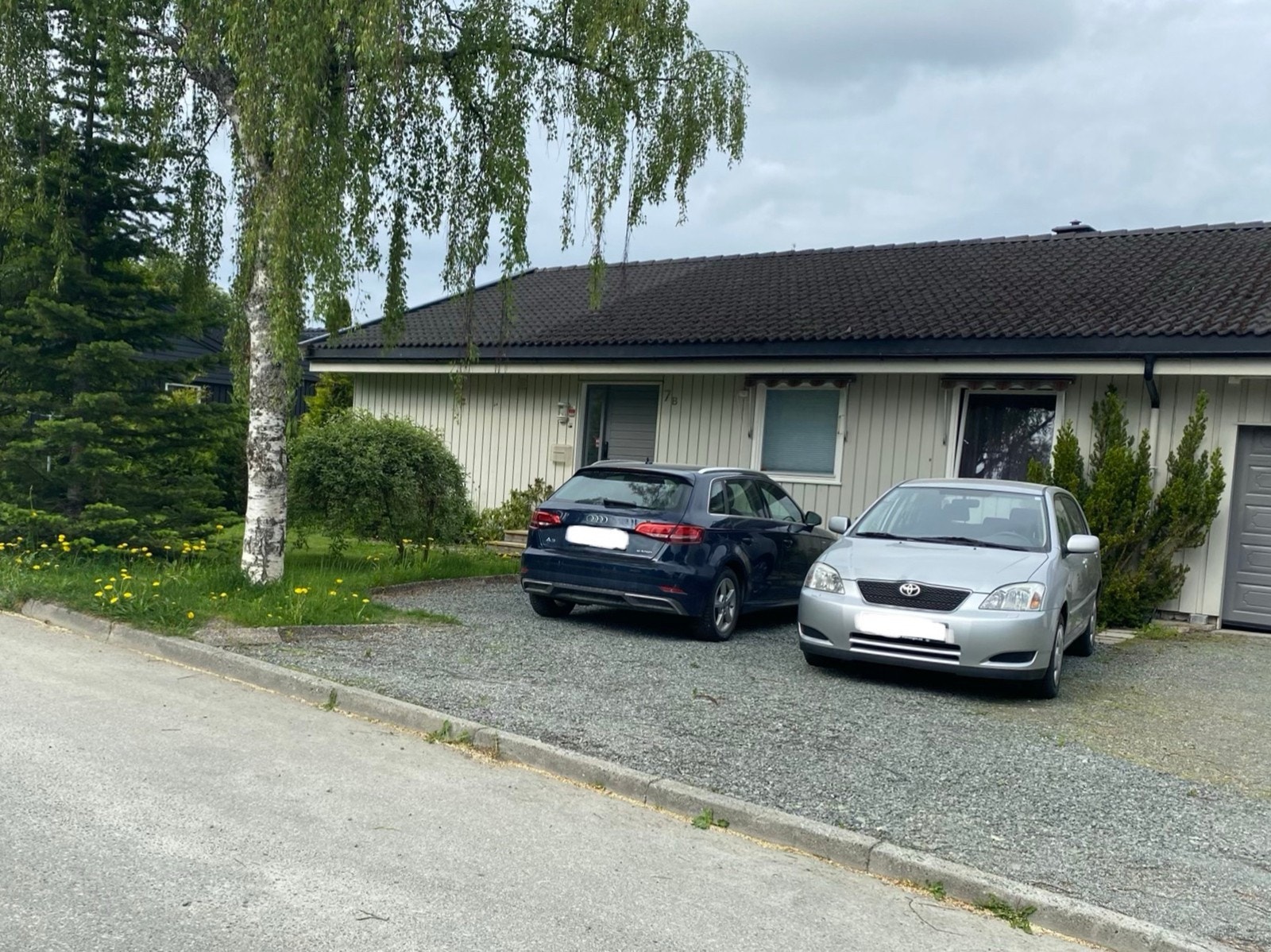 Fasade med biloppstillingsplasser Galleribilde