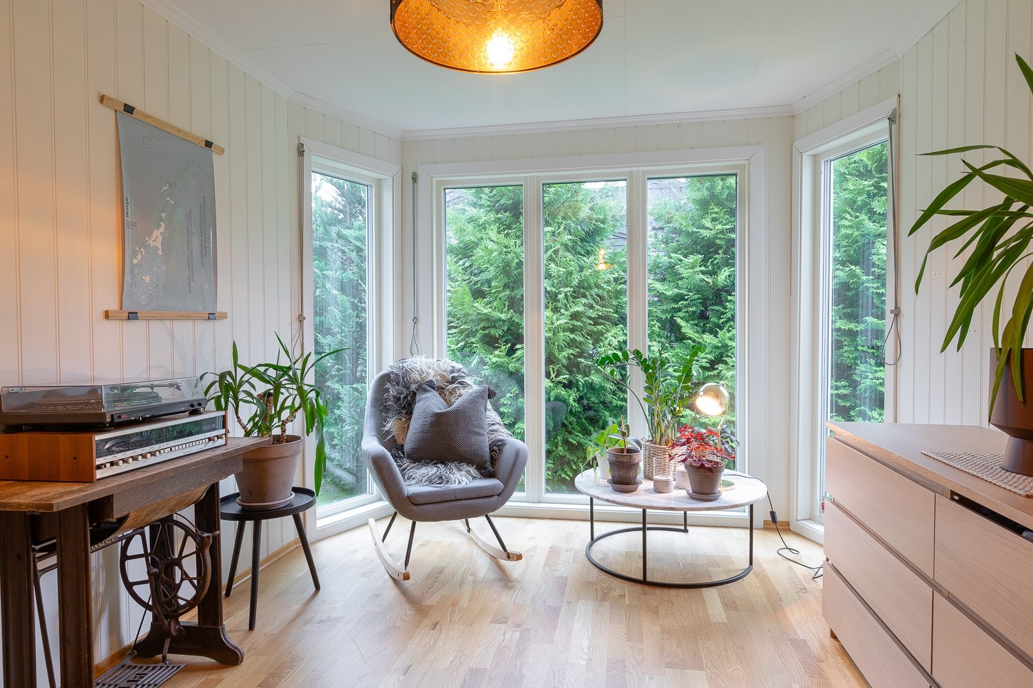 Skjermet del av stue på 10,5 kvm. Brukt som kontor. Galleribilde