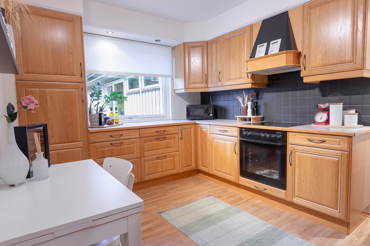 Kjøkken på 12kvm med integrert komfyr, stekeplate, oppvaskmaskin og kjøleskap. Frittstående fryser Galleribilde