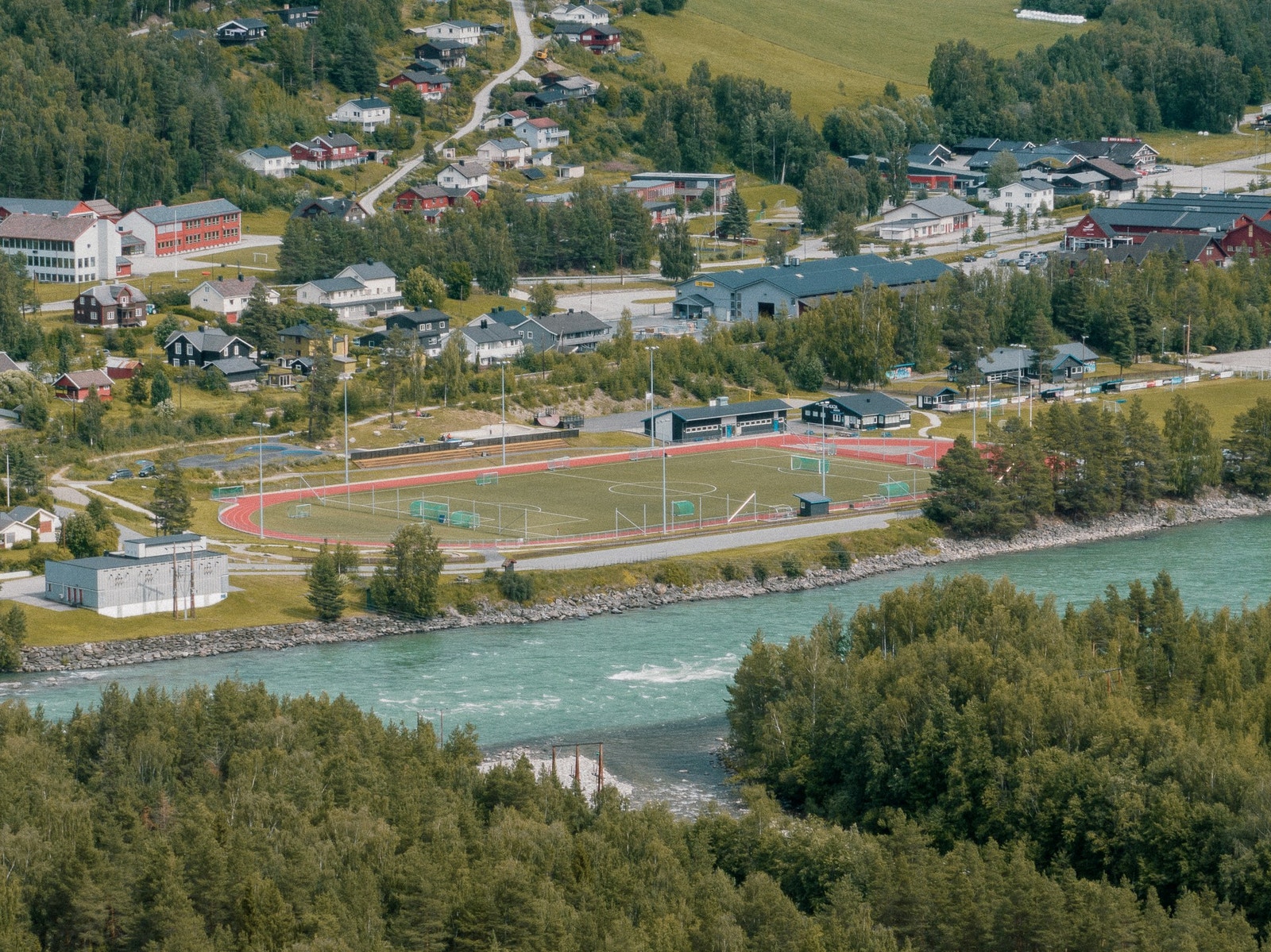 Kåja idrettspark med både kunstgress - og gressbaner Galleribilde