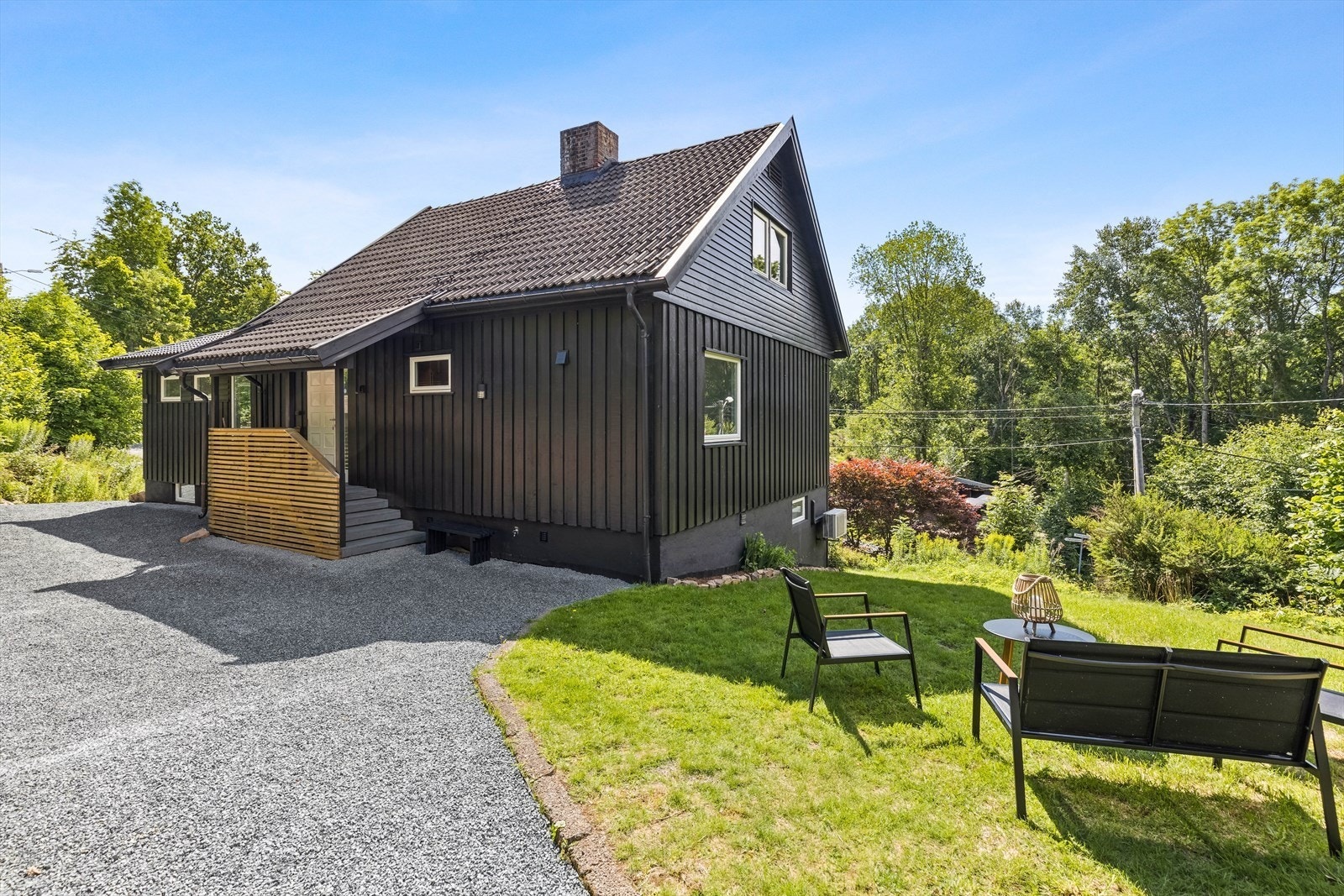Åpent uteområde med mye sol og god parkering Galleribilde