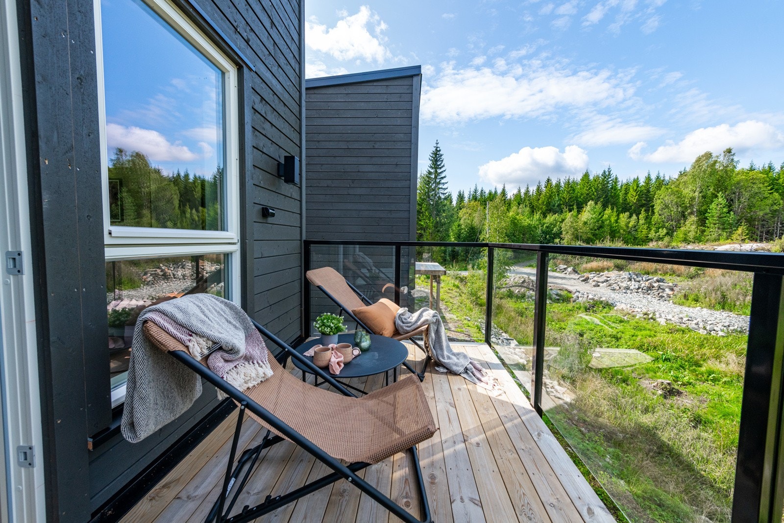 Veien ender ved boligene og går over til å bli skogsvei/sti. Galleribilde