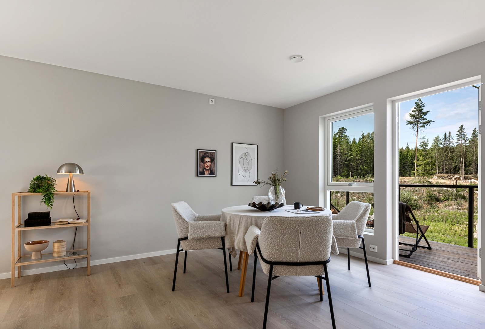 Fra stuen er det utgang til ca 7 m² balkong Galleribilde