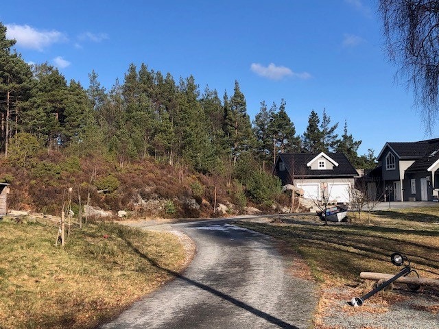 Tomt til ventre for garasje Galleribilde