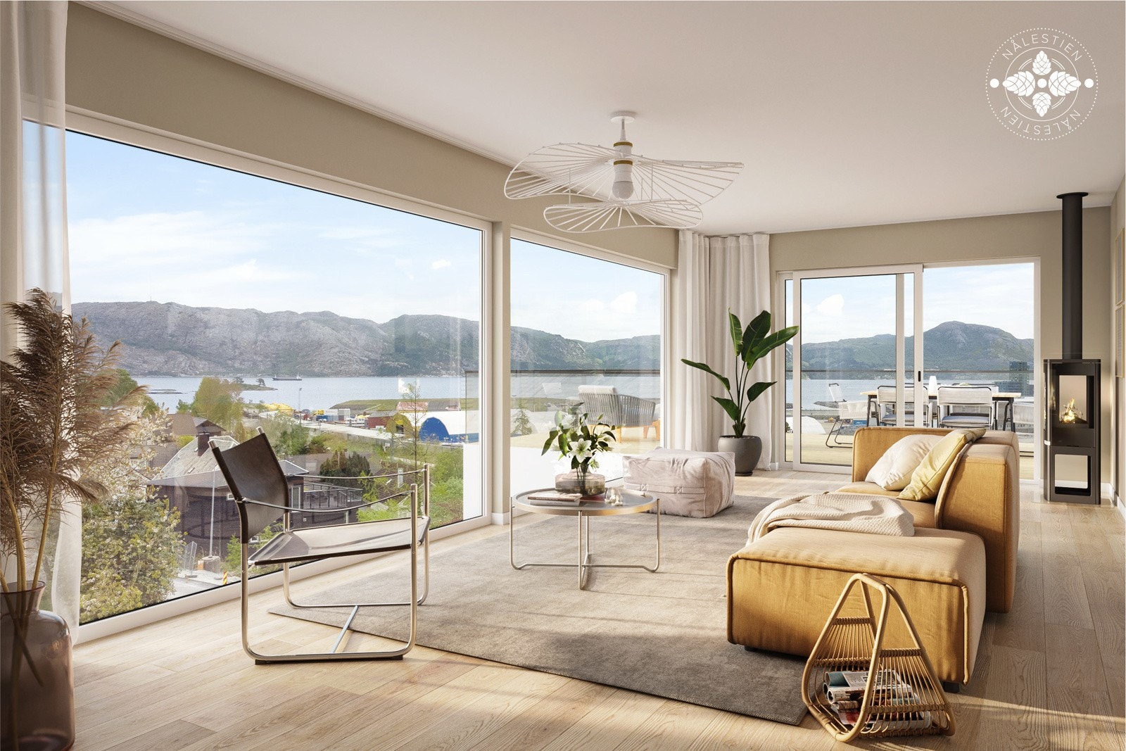 I 2.etasje kan en nyte panoramautsikt over fjord og fjell fra stuen med utgang til solrik balkong Galleribilde