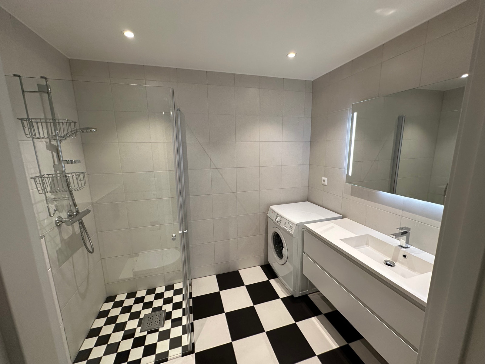 Flott bad med dusjhjørne og vaskemaskin. Badet har varmekabler og flislagt gulv. Strøm og varmtvann er inkludert i leien. Galleribilde