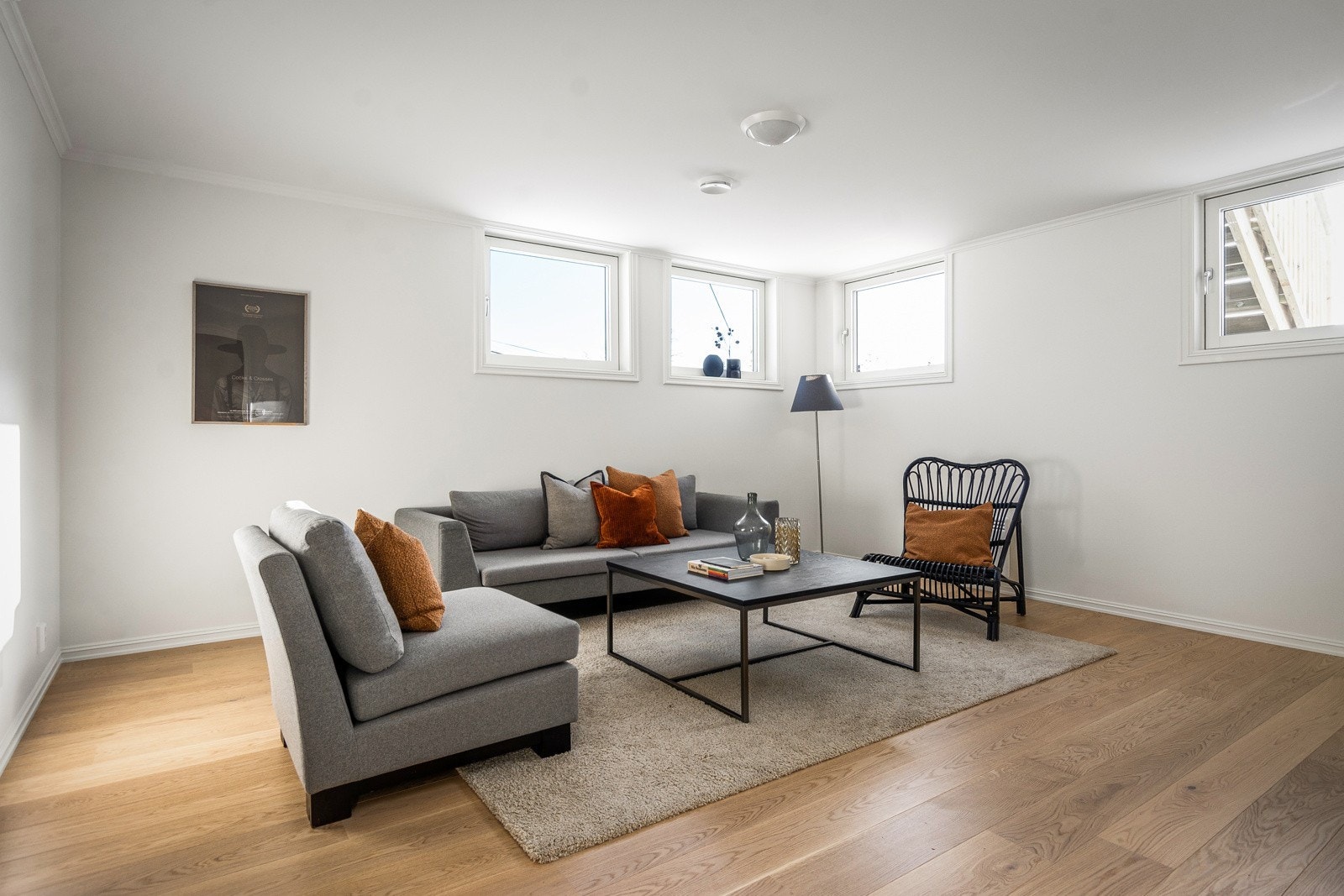 Stue og kjøkken i en åpen løsning. Det er plass til både sofa- og tv-krok samt spisegruppe. Kjøkkeninnredning er oppført på vestre side og består av lyse hvite fronter med integrerte hvitevarer. Galleribilde