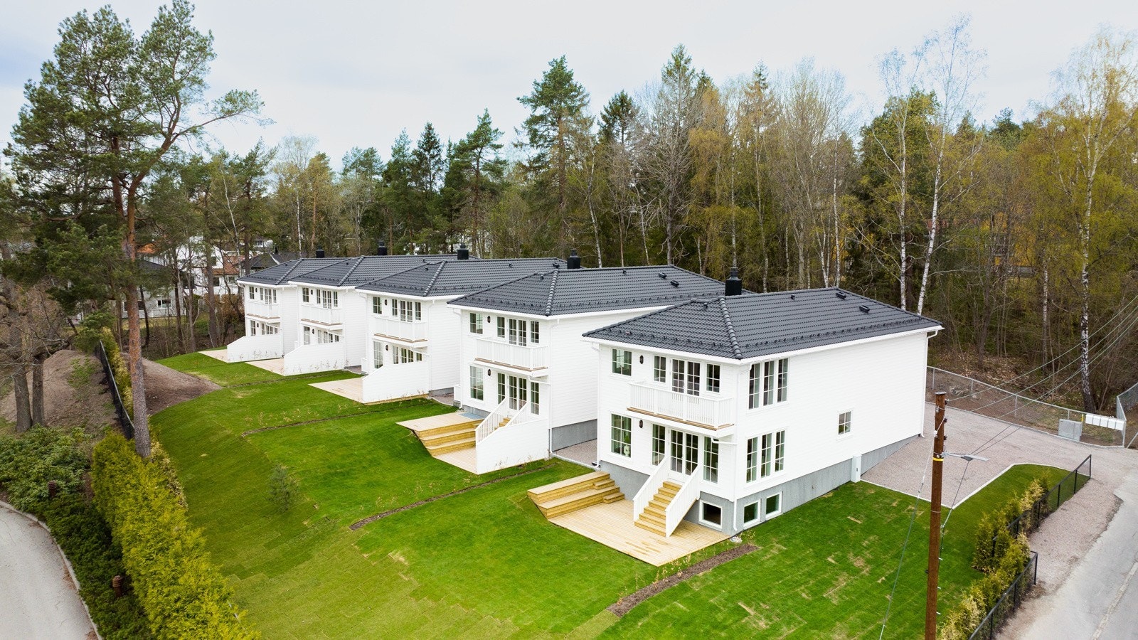 Leiligheten ligger i huset på enden sett til høyre. Galleribilde