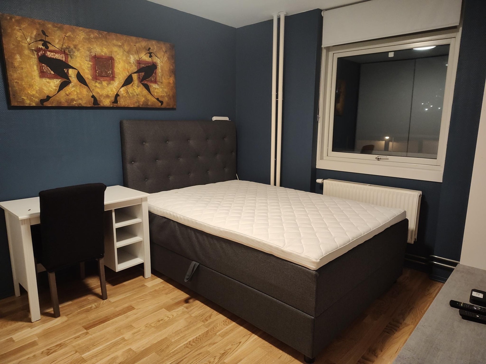 Fint og ny seng for den første mann i mølla😊💯. Galleribilde