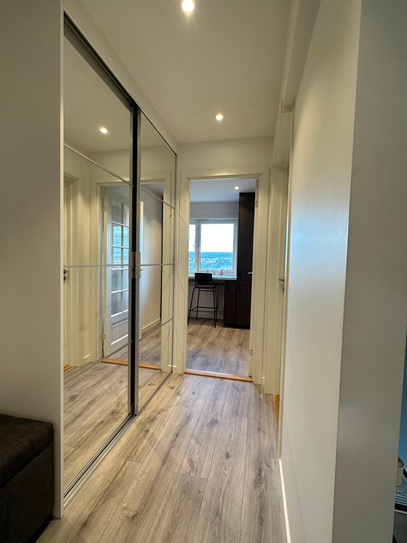 Skyvedørsgarderobe i entré med god plass til yttertøy og oppbevaring Galleribilde