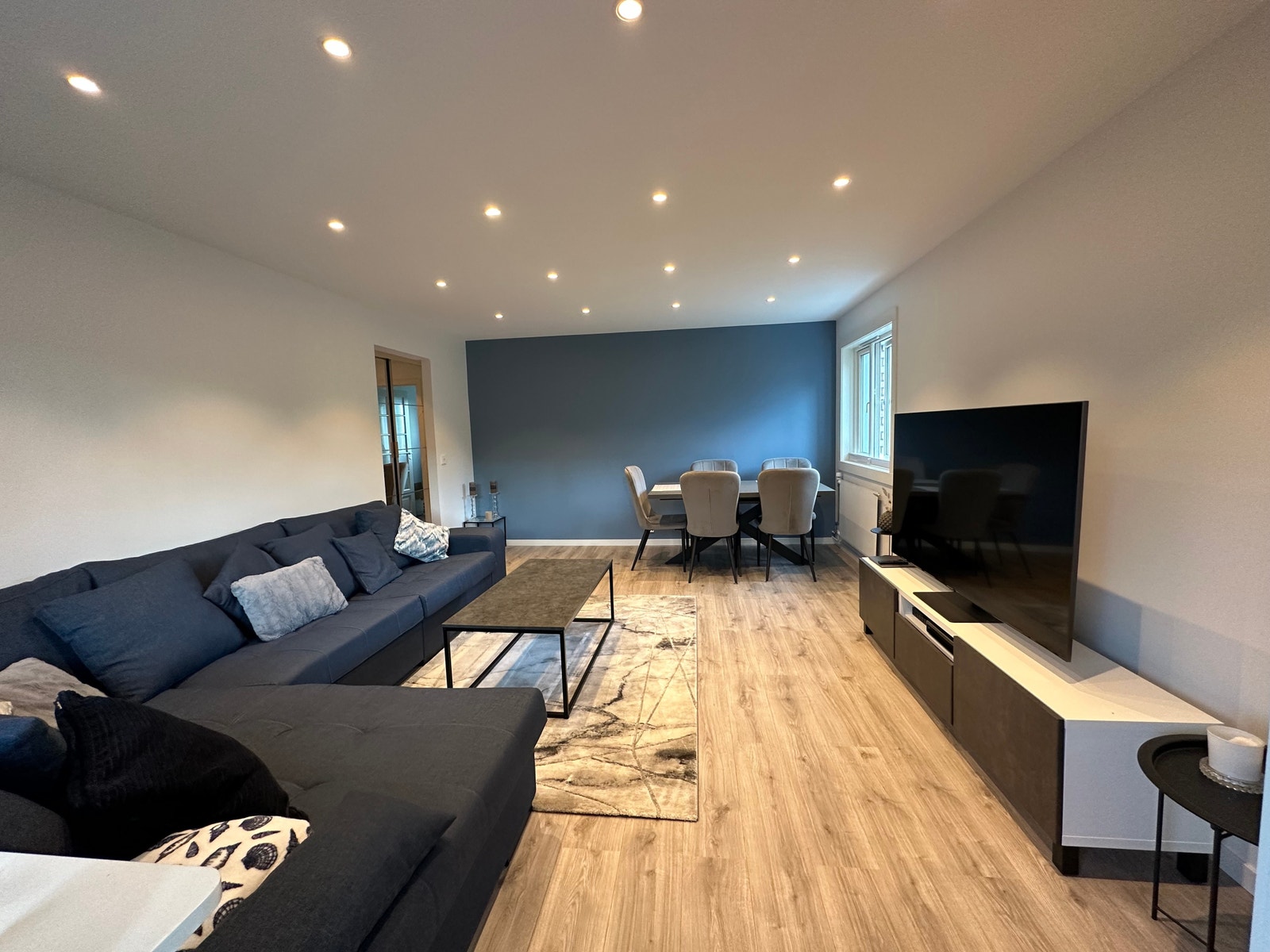 Det er god plass til sofagruppe og spisebord Galleribilde