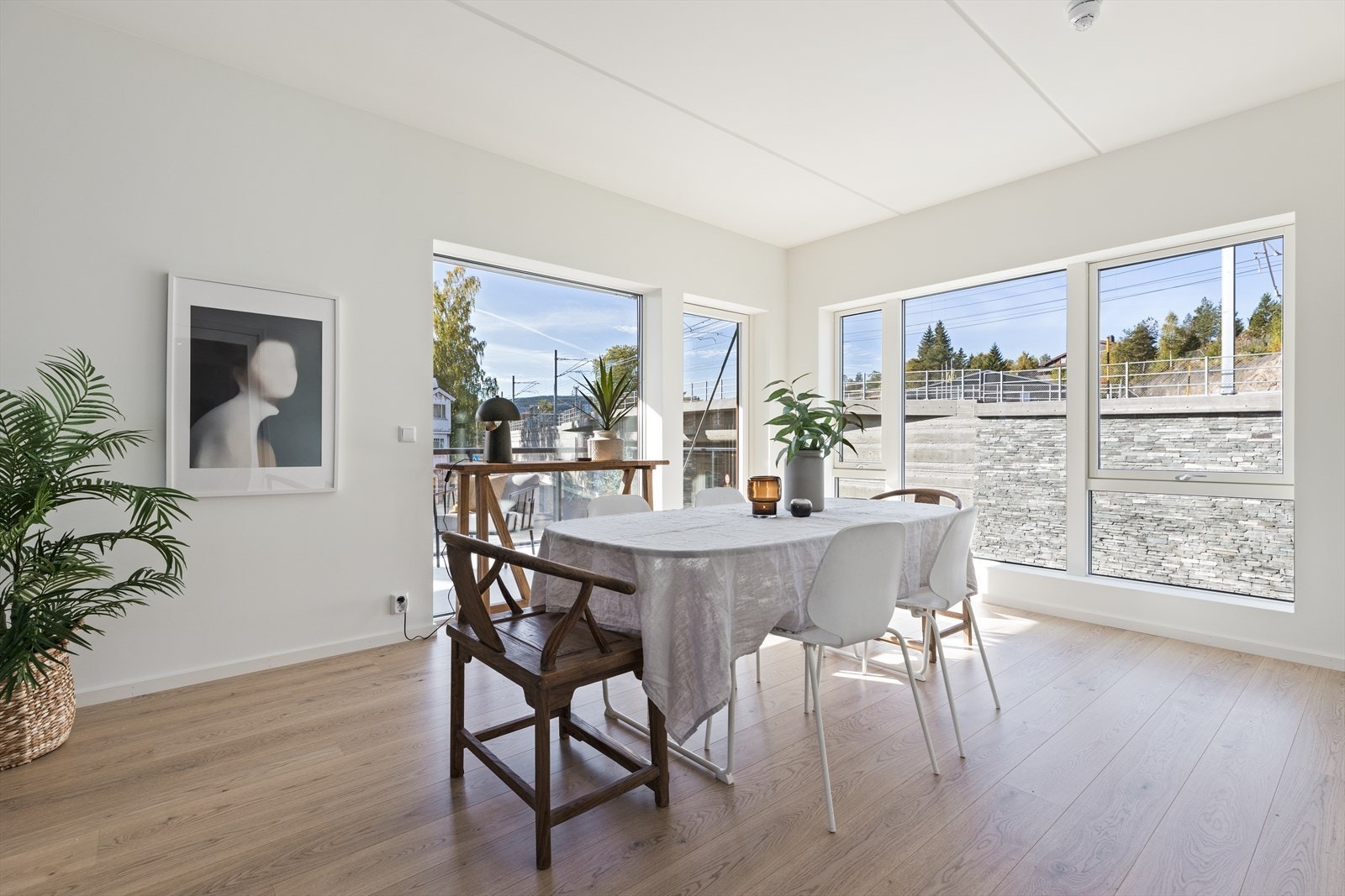 God plass til både sofagruppe og spisestue, i hver del av stuen (kjøkkenet er plassert midt i rommet) Galleribilde