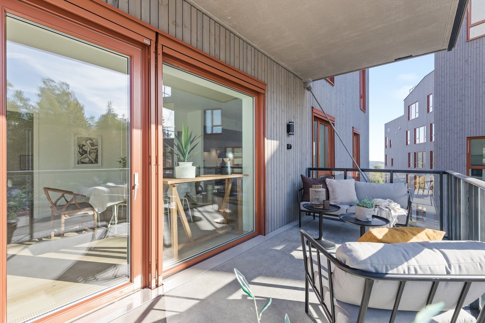 Balkonger er på hele ca. 11 m2 og med overbygget er det fint å sitte her selv om det regner ute. Balkongen ligger vestvendt. Galleribilde
