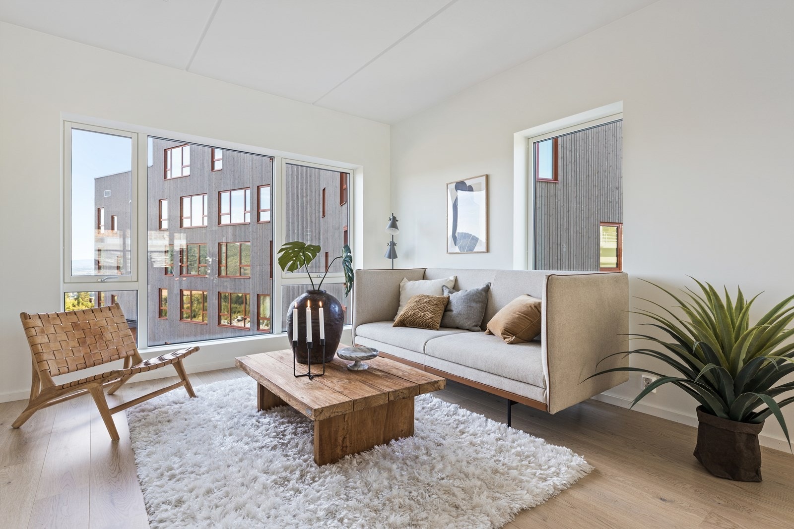 Her kan man sitte i sofaen og beskue den flotte utsikten. Galleribilde