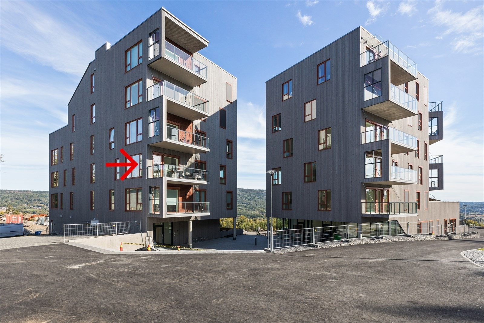 Leiligheten har heis fra bakkeplan og fra garasjeplassen i kjeller.vestvendt balkong Garasjeplass er inkludert i prisen. Galleribilde