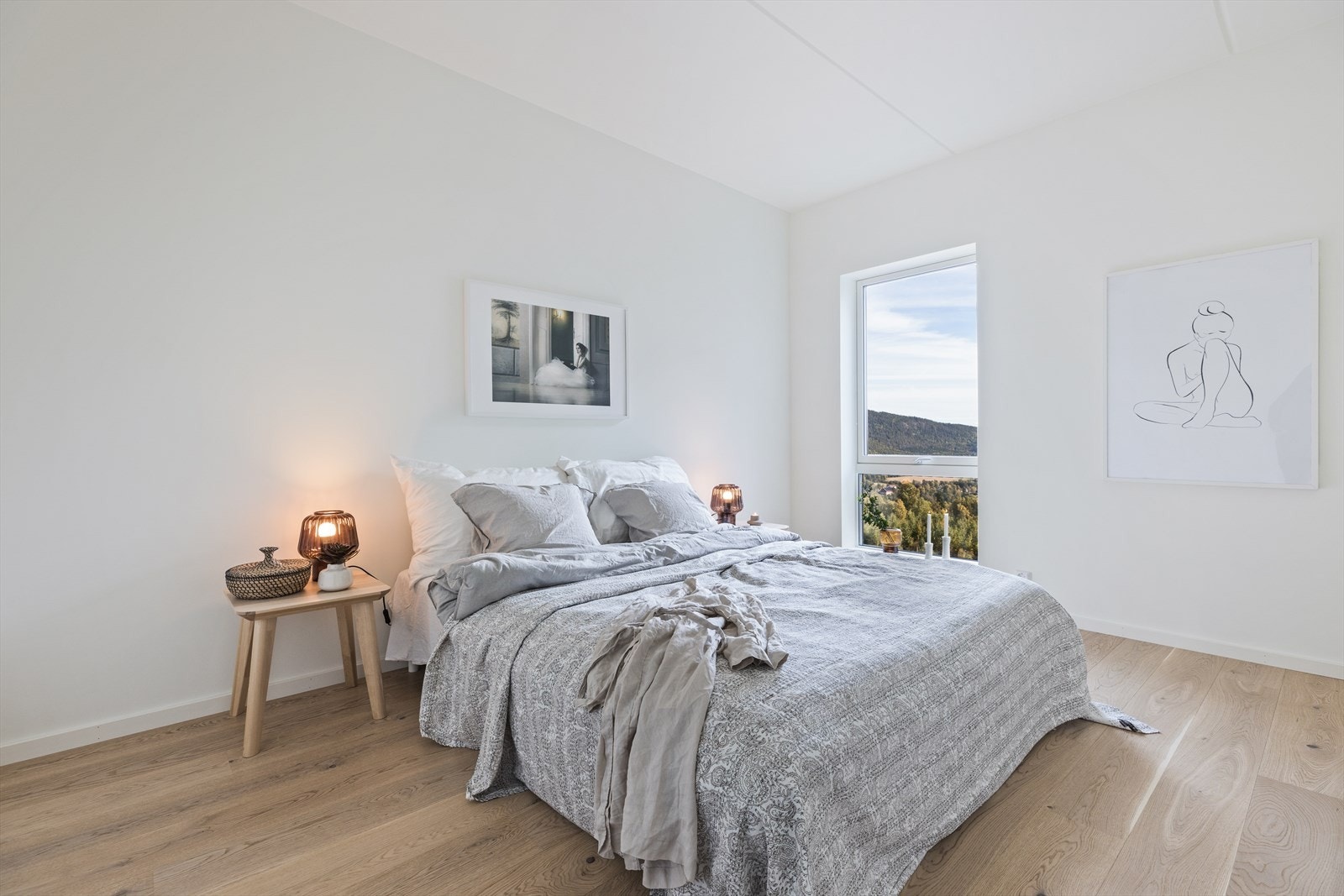 Romslig hovedsoverom med god plass til dobbeltseng og garderobeskap. Galleribilde