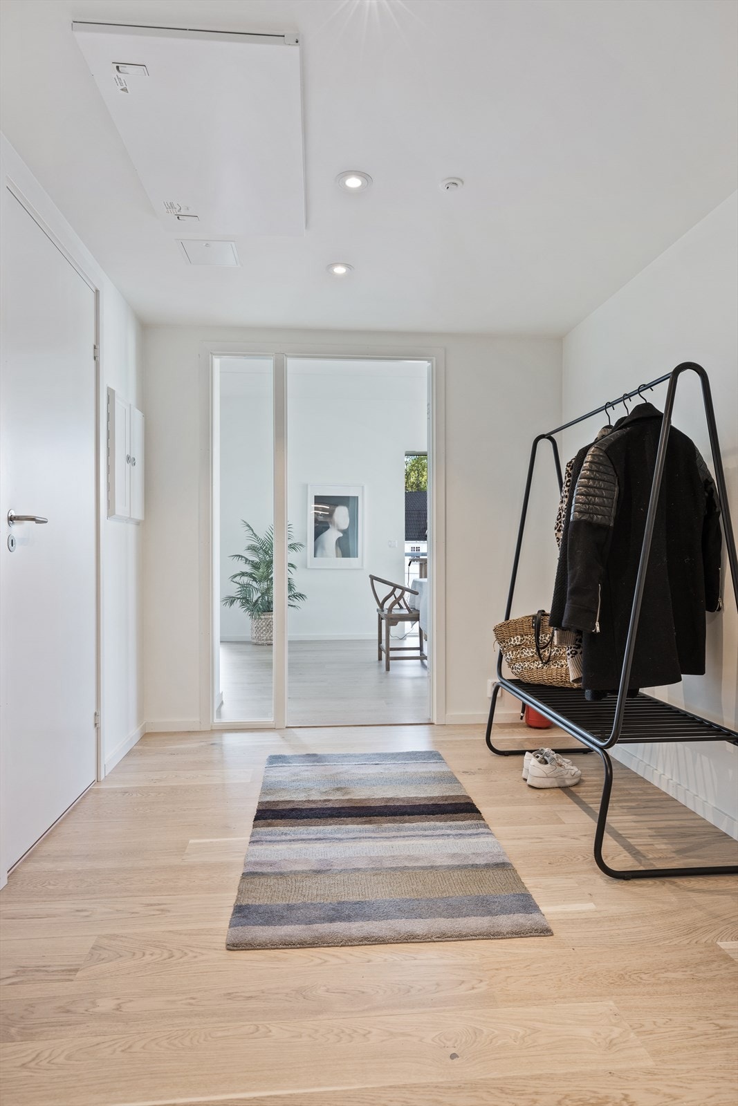 Velkommen inn! Romslig entré med god plass til garderobe. Galleribilde
