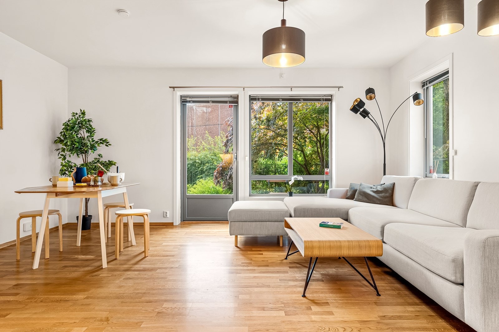 Hele leiligheten unntatt bod/teknisk rom er nymalt i 2022/2023. Eikeparkett på gulv. Galleribilde