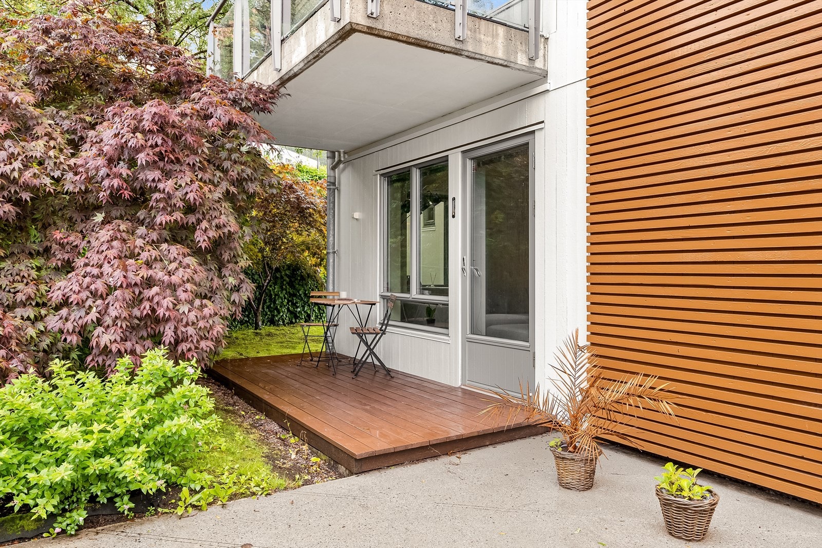 Terrassen er omringet av beplantning og skjermet for innsyn. Galleribilde
