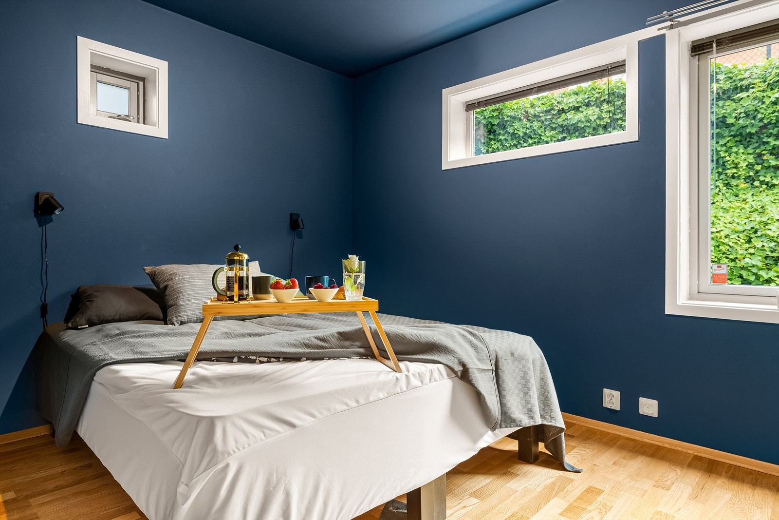 Leilighetens hovedsoverom måler 11 kvm med god plass til stor dobbeltseng og garderobeløsning. Galleribilde