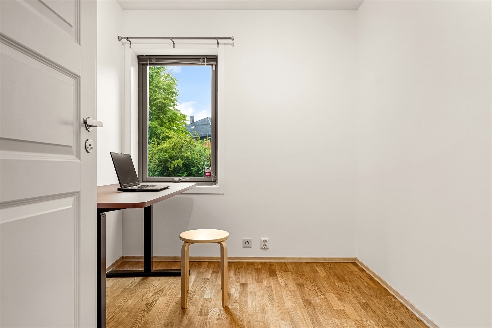 Soverom 2 er på 6,2 kvm og er plassert på motsatt side av stuen fra hovedsoverommet. Galleribilde