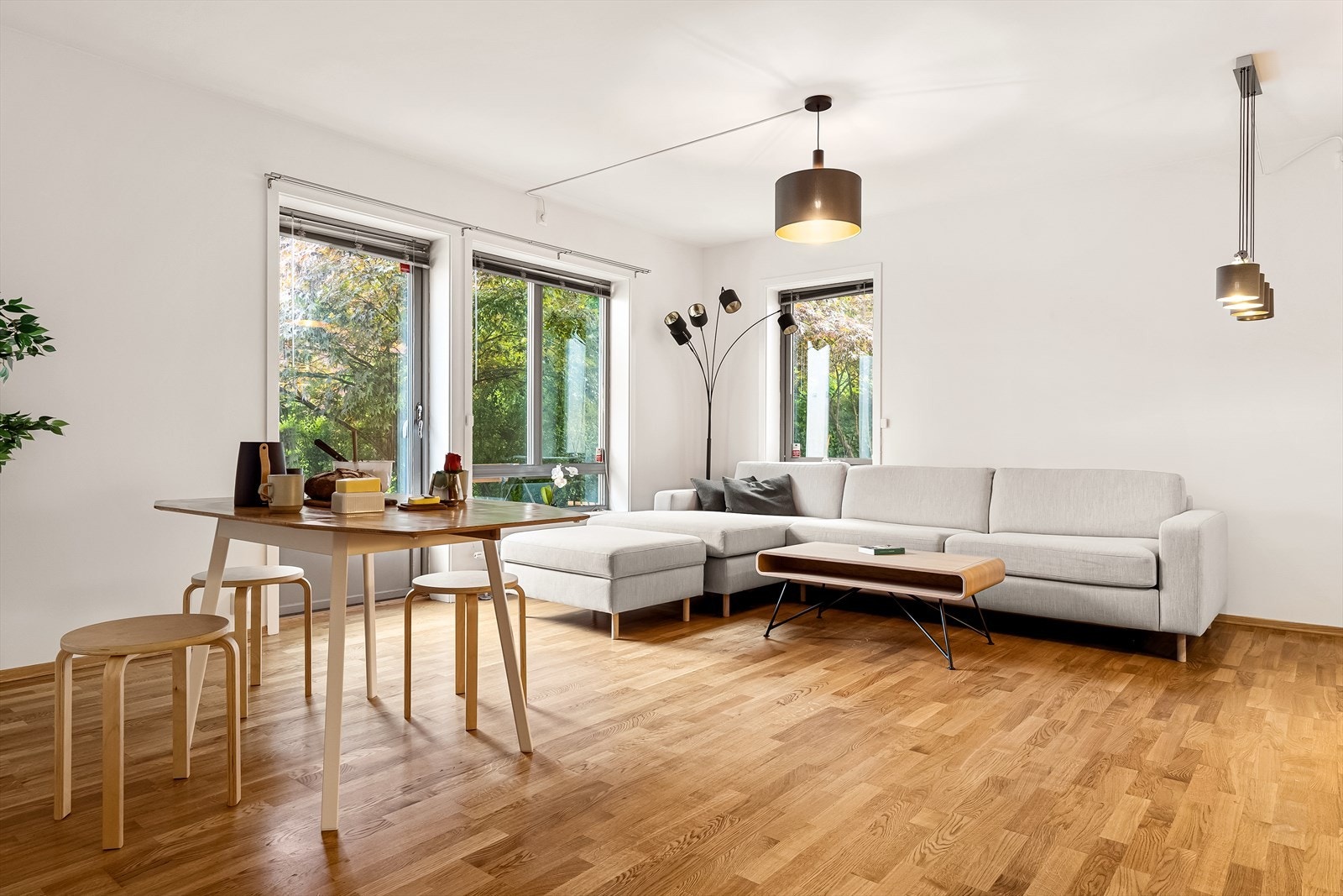 Romslig åpen stue/kjøkkenløsning på til sammen 31,1 kvm. Fjernvarme, balansert ventilasjonsanlegg med varmegjenvinning og kollektiv kabel-TV/bredbåndavtale gjennom Telenor. Galleribilde