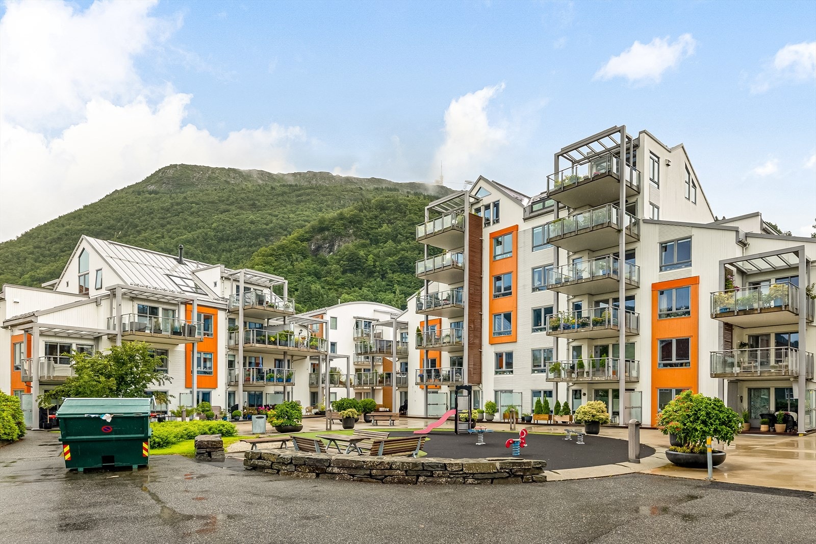 Velkommen til 3-roms leilighet i populære Fløentoppen Borettslag. Leiligheten ligger i et moderne boligkompleks fra 2006, har trappefri adkomst og gjennomgående gode kvaliteter. Visning: Onsdag 9.august kl. 16:30 - 17:30. Galleribilde