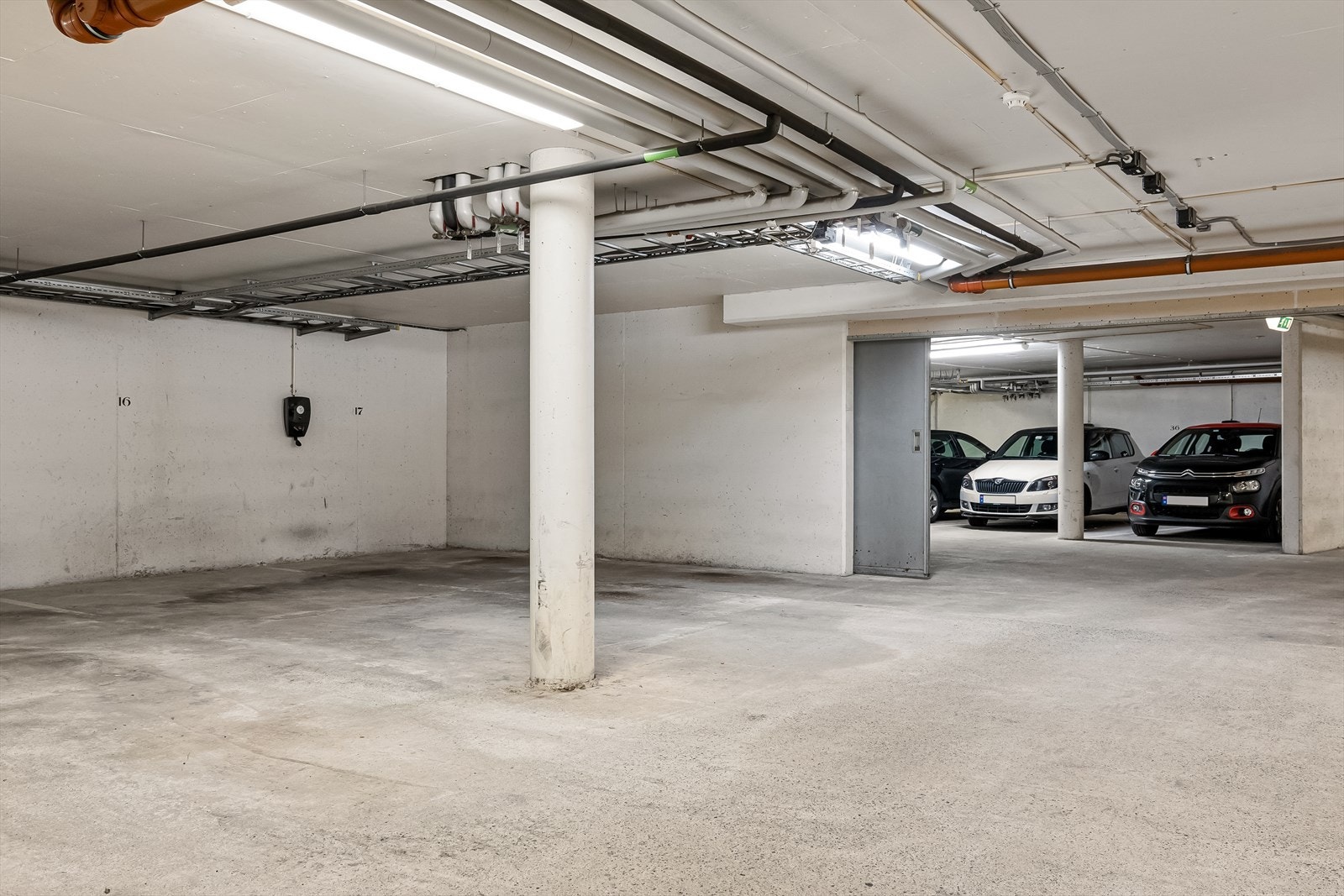 En fast plass i felles garasjeanlegg med mulighet for å montere ladestasjon. Galleribilde