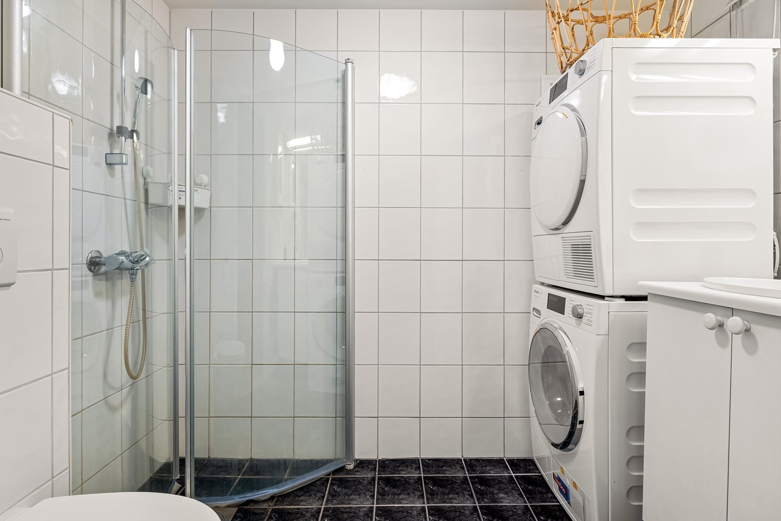 Helfliset bad på 3,7 kvm med varmekabler i gulv og avtrekksventil i himling. Galleribilde