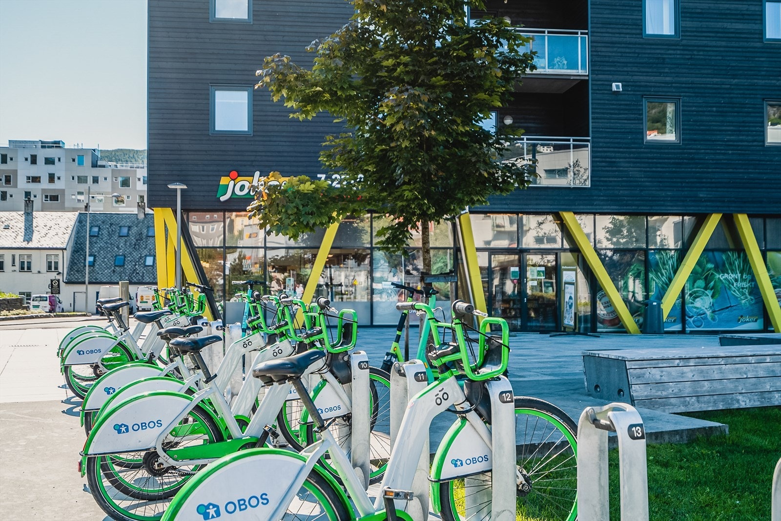 Flere dagligvarebutikker i området, bl.a. Joker Møllendal, som også er søndagsåpen. Galleribilde