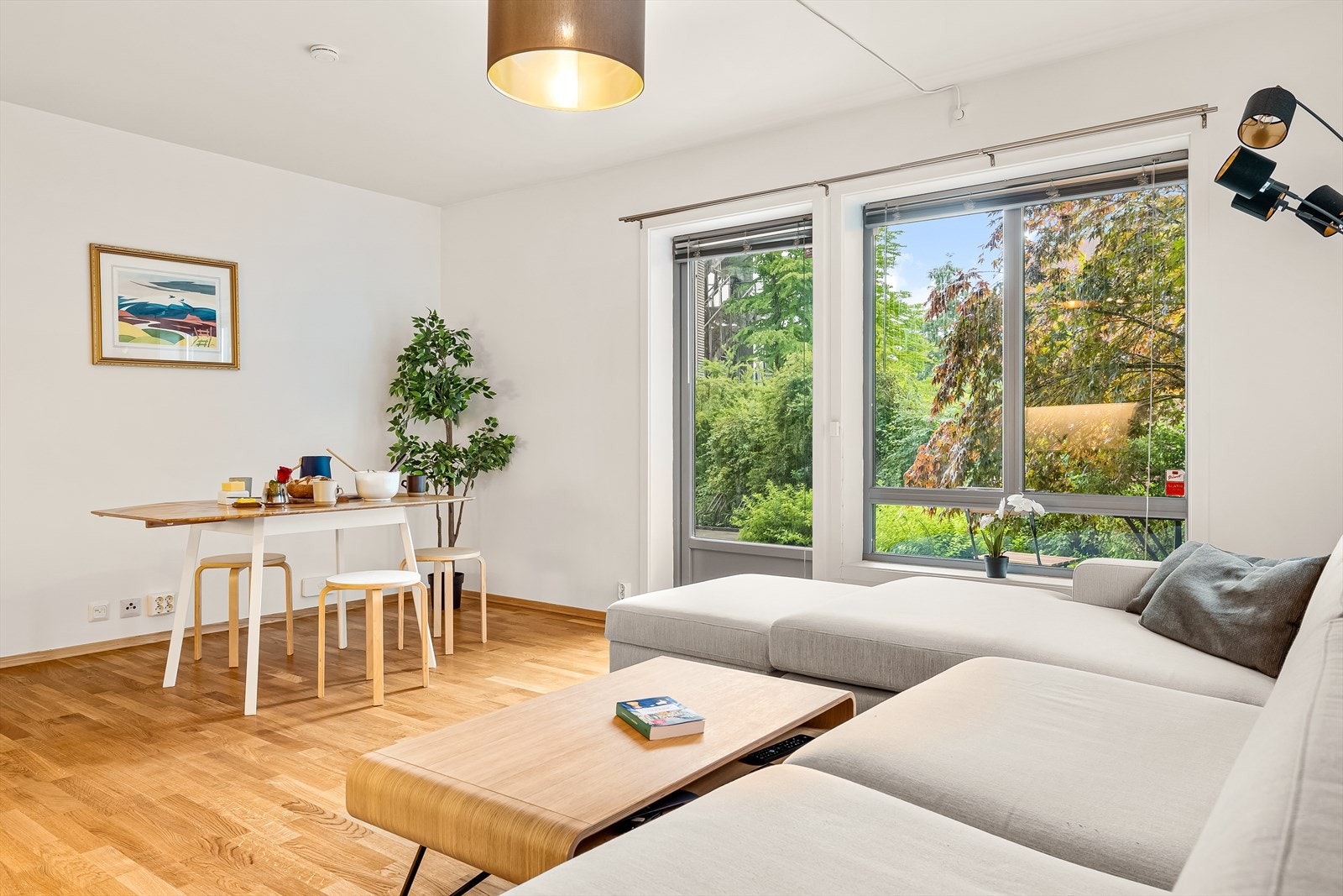 Fra stuen er det utgang ut til terrassen på 6,2 kvm. Galleribilde