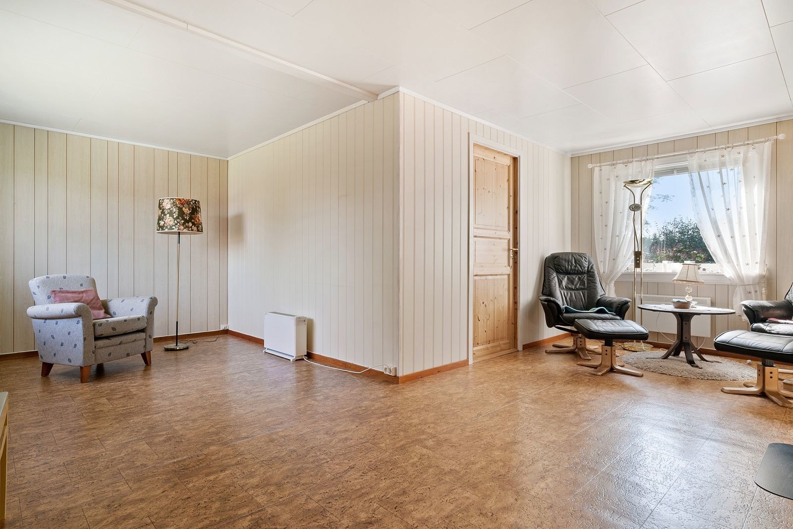 Vinkelstuen gir mulighet for lage til flere koselige sitteområder Galleribilde