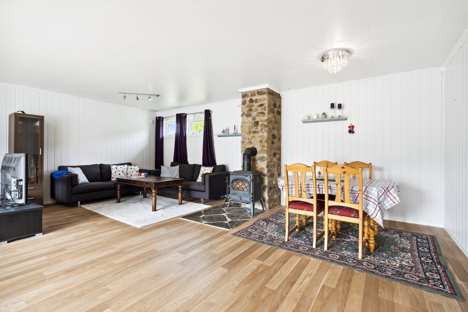 God plass til spisegruppe i stue Galleribilde