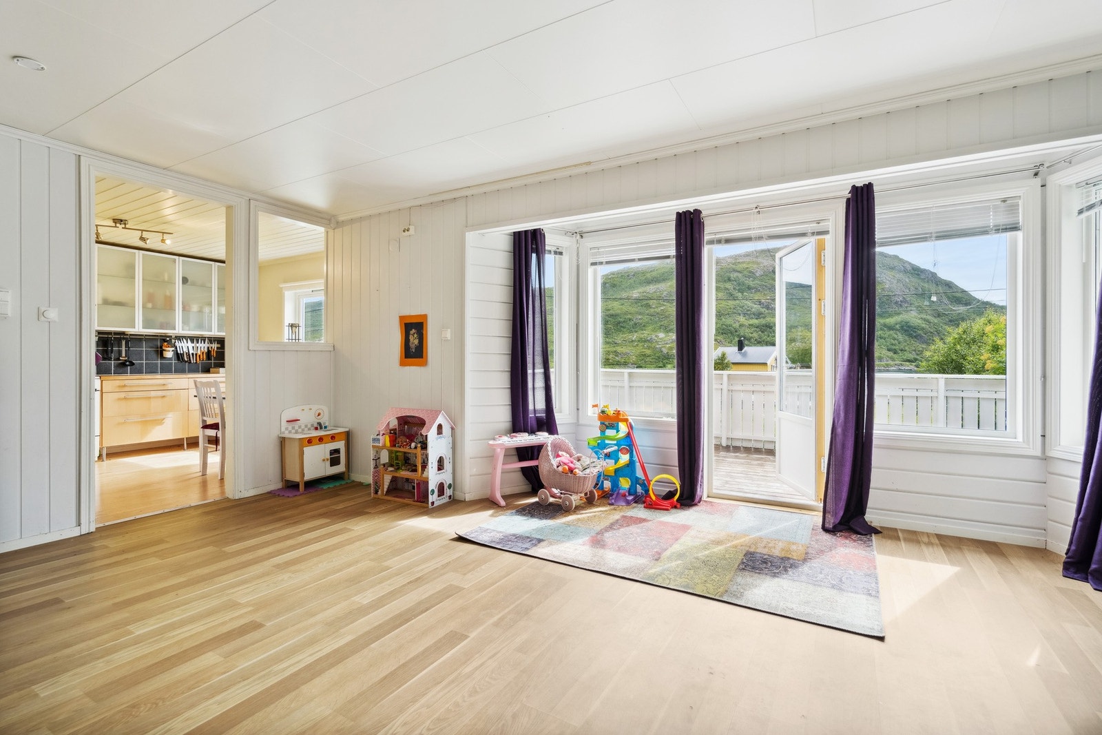 Romslig stue med god plass til å møblere etter eget ønske. Galleribilde