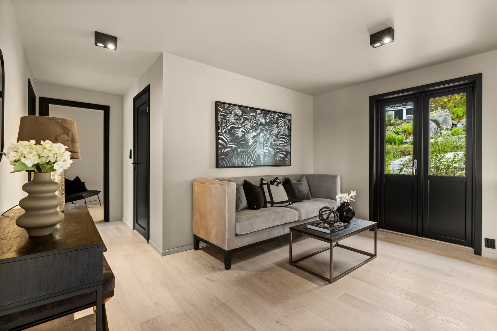 Tv-stue med utgang til terrasseplatting på baksiden av huset Galleribilde