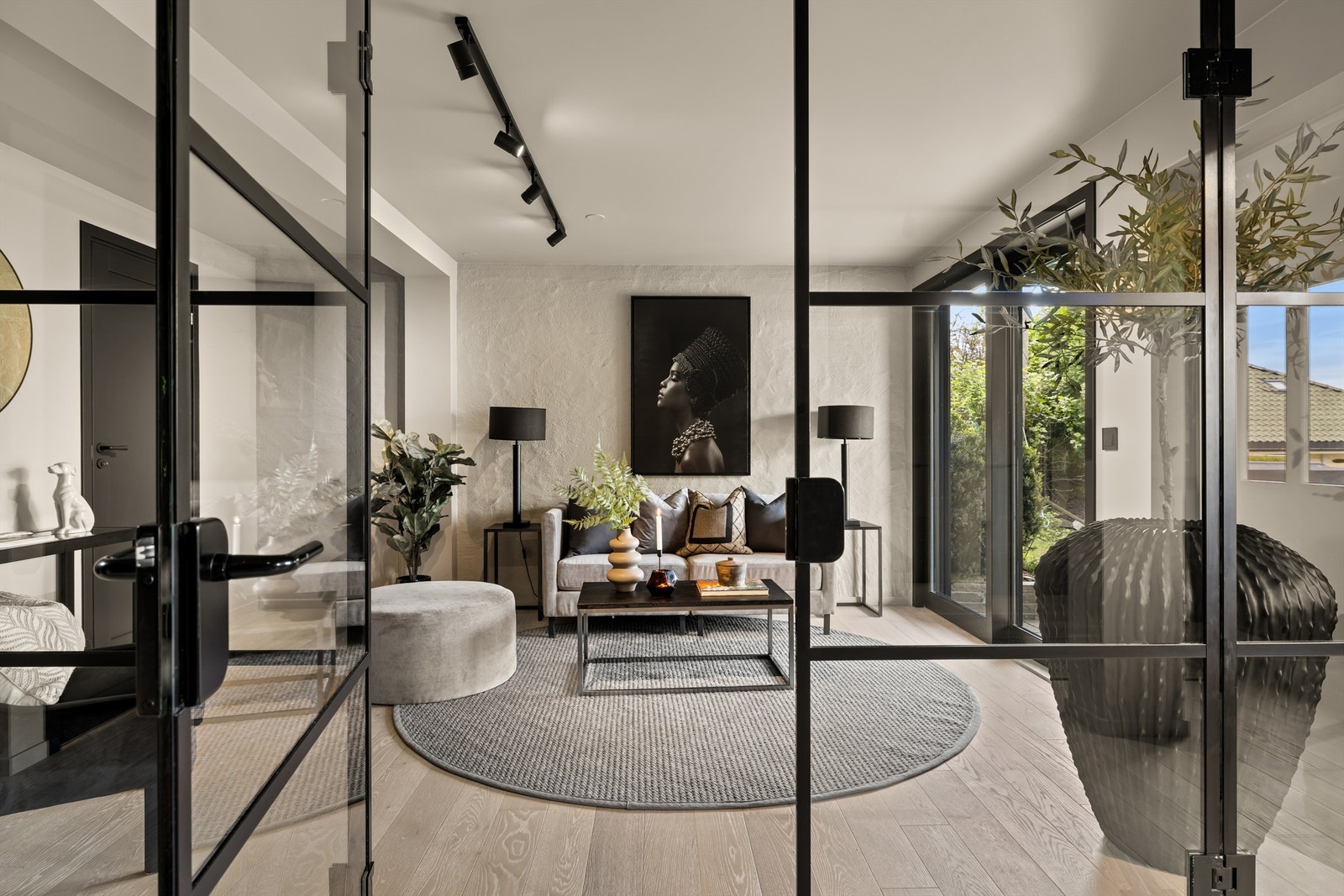 New York inspirert glassvegg med doble glassdører inn til stuen Galleribilde