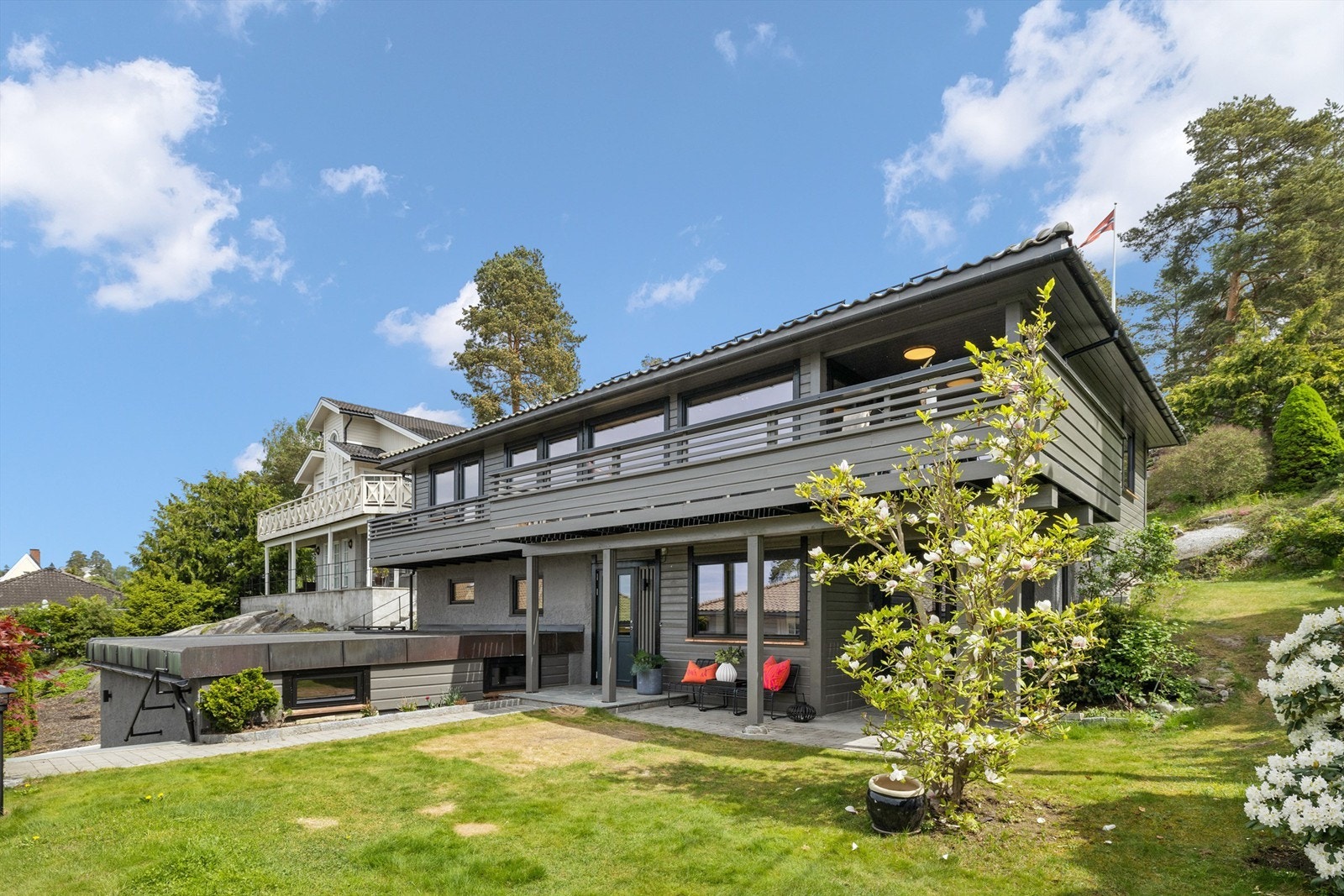 Solrik hage. Det er varmekabler i oppkjørsel, gårdsplass og i trappen til hovedinngangen Galleribilde