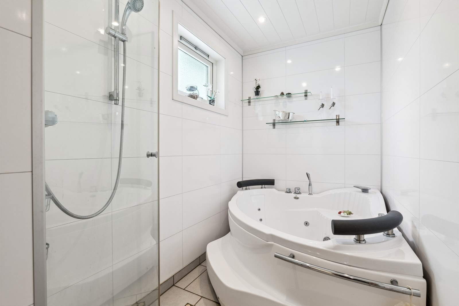 Badekar, dusjhjørne og elektrisk styrt vifte er også montert på badet. Galleribilde