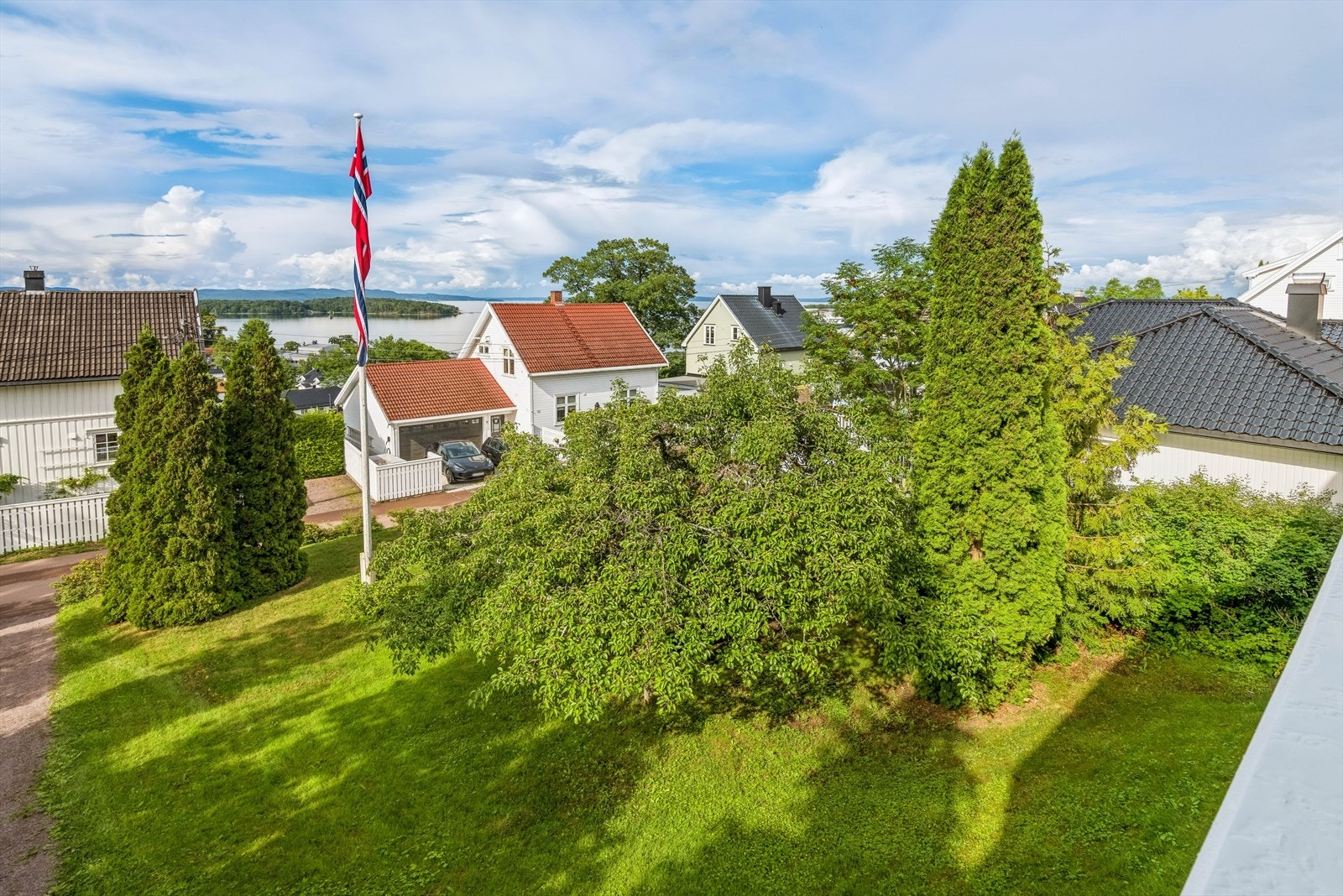 Stor, felles eiertomt som er pent opparbeidet. Galleribilde