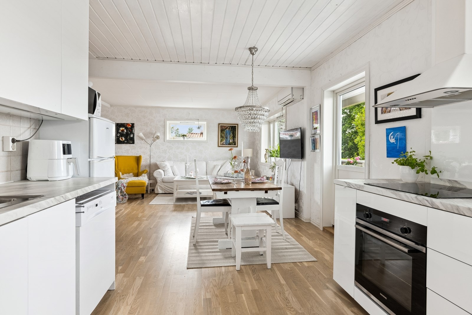 Den åpne planløsningen gjør det ekstra sosialt! Galleribilde