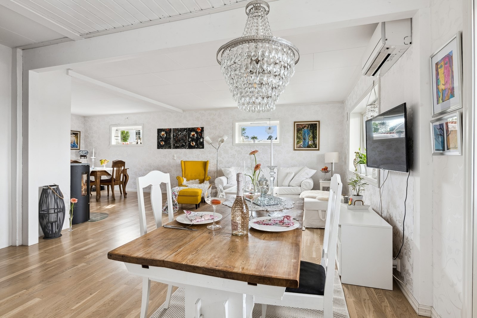 Leiligheten har en romslig stue/spisestue og er et herlig allrom. Galleribilde