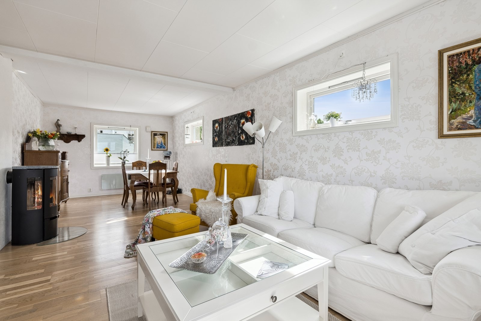 Stuen er lys og har vindusflater på tre vegger som slipper inn mye naturlig lys, som igjen skaper en ekstra god romfølelse. Galleribilde
