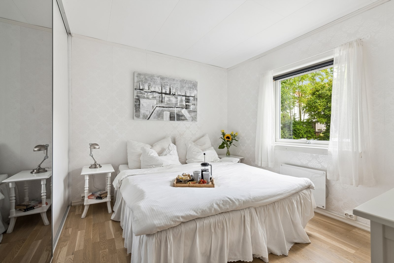 Begge rommene er av god størrelse med plass for stor seng med tilhørende møblement. På det ene soverommet er det montert skyvedørsgarderobe. Galleribilde