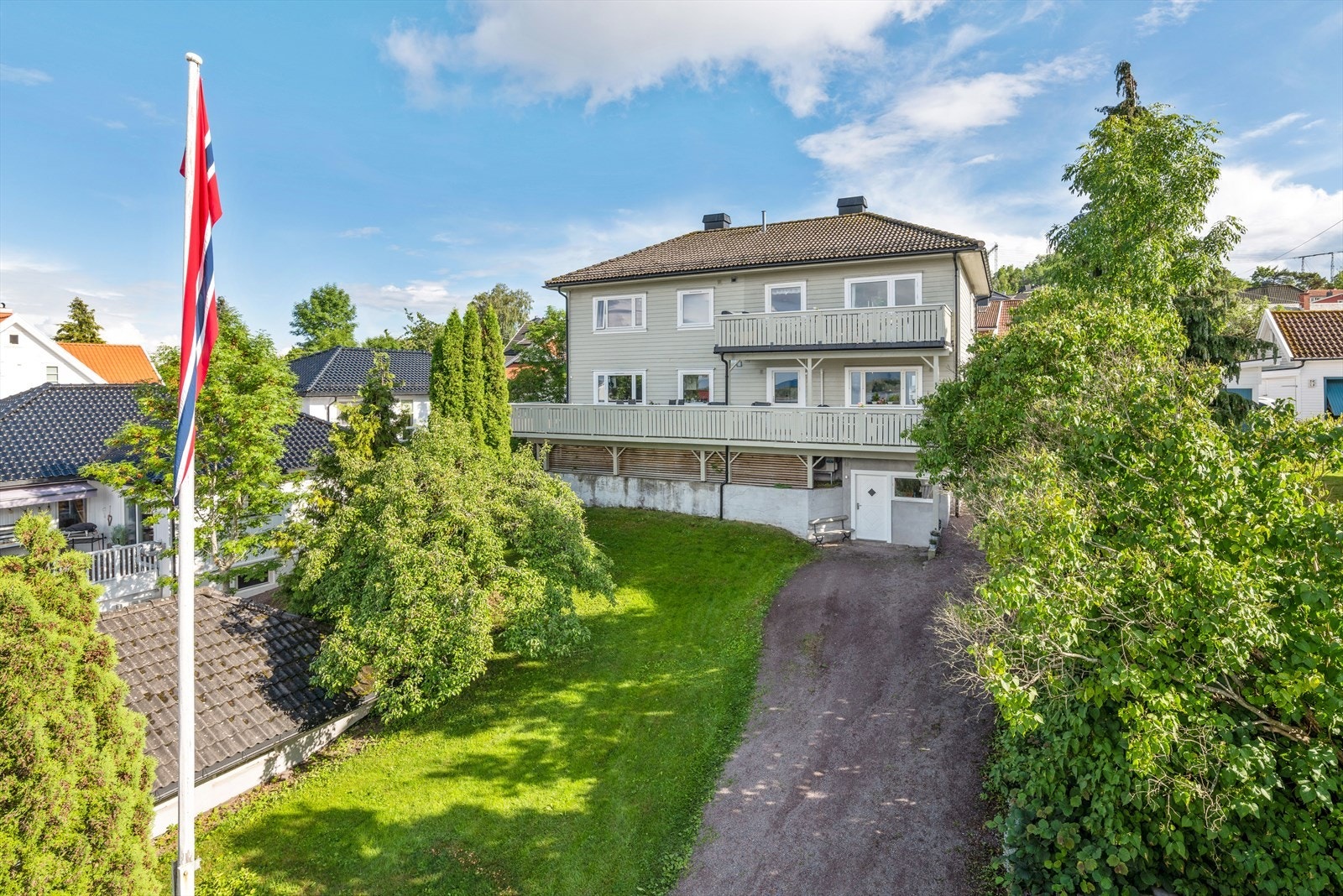 Tilhørende 1/2-part av dobbel garasje. Velkommen til en hyggelig visning i Mellom Keisemark 48A! Galleribilde